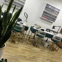 میر ناخن،تخت مژه و تتو،آینه قدی،صندلی پایه استیل|آرایشگاه و سالن‌های زیبایی|قم, نیروگاه|دیوار