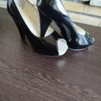 ۴ جفت کفش زنانه ۱ جفت کفش مردانه