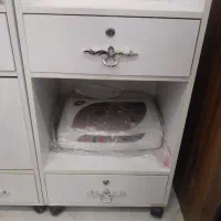 دو عدد تراپی سفید چرخ دار و کمد سفید پایه دار