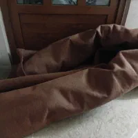 موکت قهوه‌ای در حد نو