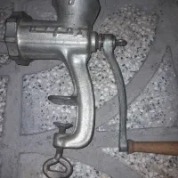 چرخ گوشت قدیمی.عتیقه.معاوضه با پرنده. عروس.کوتوله