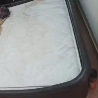تخت دو نفره به همراه تشک و میز آرایش|تخت و سرویس خواب|تهران, شکوفه (عبدل آباد)|دیوار