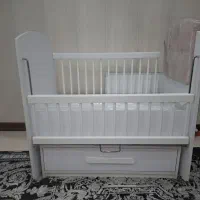 تخت کنار مادر گهواره ای تمیز تمیز به همراه خوشخواب