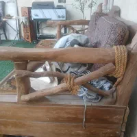 تخت چوبی  بهمراه پشتی و قالیچه