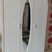 کمد ۳ دره ی آینه دار و دراور چوبی