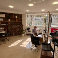 اجاره صندلی به لاین های رنگ کراتین کوتاهی شنیون