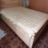تخت با تشک طبی  و رو تختی گیپور و دو عدد رو بالشی