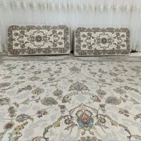 فرش و پشتی کرم رنگ در حد نو