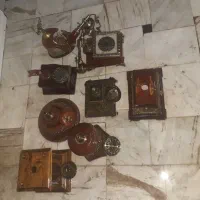 تعدادی تلفن چوبی  قدیمی
