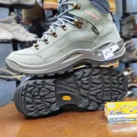 انواع کفش های کوهنوردی خارجی آبکند و در حد آبکند