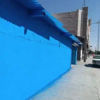 رنگ آمیزی با دستگاه و دستی. رنگ کاری نقاشی ساختمان