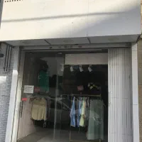 مغازه فروشی در محله پر تردد