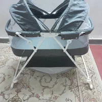 گهواره و تخت کنار مادر