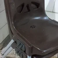 صندلی  چرخ دار  و  پلاستیکی