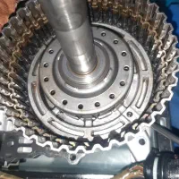 شاگرد نیمه ماهر در تعمیرگاه گیربکس اتومات