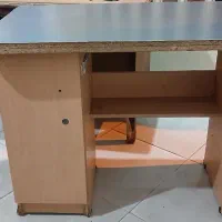 میز تحریر و کامپیوتر