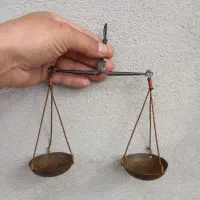 ترازوی تراشدار کوچک زرگری با وزنه های برنجی