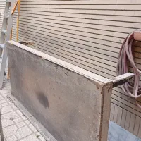 تخت چوبی قدیمی حیاط یا باغ