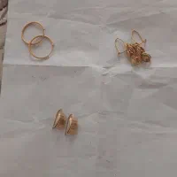حدود پنج ونیم گرم طلا که سه جفت گوشوارس