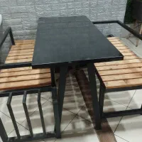 میز صندلی شیک با پایه فلزی و چوبی