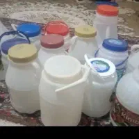 تعداد دبه کوچک و شیشه خالی شسته شده و تمیز