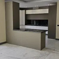 کارگر ساده در کابینت آشپزخانه ام دی اف