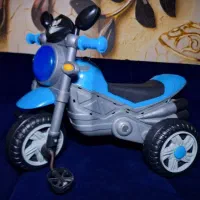 موتور سه چرخه ای و تاب کودک