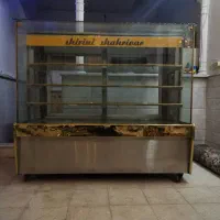 دو عدد ویترین ودو یخچال که یک کچکتر زیر ترازو