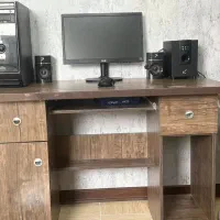 کامپیوتر و میز