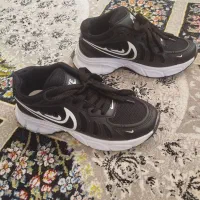 تعدادی کفش و لباس