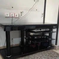 میز تلویزیون شیشه ای در حد نو