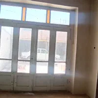 فروش در چوبی قدیمی، رنگ سفید