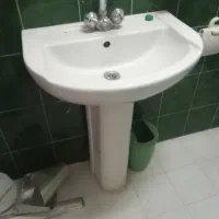 دو عدد روشویی پایه دار با شیر دوقلو سالم