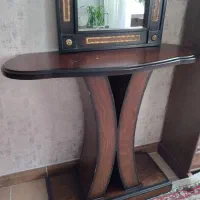 آینه سنتی به همراه میز پایه دار