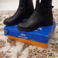 بوت|کیف، کفش، کمربند|بابل, |دیوار