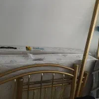 2 عدد تشک رویال یک نفره و 1 تخت فلزی یک نفره