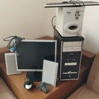 کیس .مانیتور .دوتا موس.بلندگو .صفحه کلید