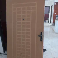 درب چوبی ورودی سالم و تمیز