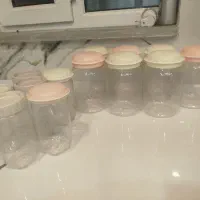 مقداری ظروف  نگهدارنده