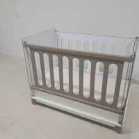 تخت و تشک کودک تمیز و سالم