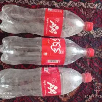 تعدادای بطری نوشابه تمیز بفروش میرسد