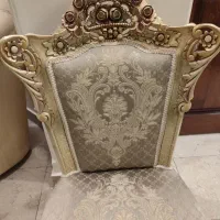 یک جفت صندلی کنار مبلی