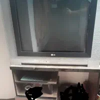 میز تلویزیون و تلویزیون