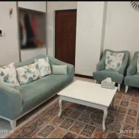یک دست مبل پنج نفره به همراه میز نهار خوری
