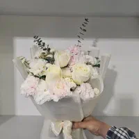 گل طراحی شده دسته گل سفید و صورتی کد ۱۰۰۹ گلاریس