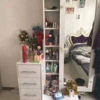 تخت یک نفره همراه با تشک و میز ارایش چراغ دار