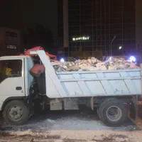 حمل نخاله و خاکبرداری توسط بابکت و کارگر