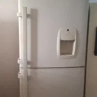 دوتا یخچال فریزر سالم در حال کار