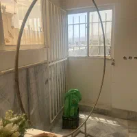 حلقه فلزی طلایی بک گراند و پایه های فلزی طلایی