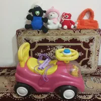 یک عدد ماشین و عروسک و کیف های زیبا